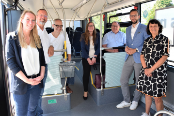 Im Team für den ÖPNV (v. l.): Jennifer Restorff (Marktmanagerin in der Niederlassung Flensburg, Autokraft GmbH, DB Regio Bus Nord GmbH), Thorsten Hinrichs (Niederlassungsleiter der Niederlassung Flensburg, Autokraft GmbH, DB Regio Bus Nord GmbH), Claudius