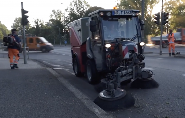 Die Mitarbeiter der Servicebetriebe Neuwied reinigen die Verkehrsinseln mit einer Kehrmaschine und einer Handreinigungskolonne in der Rasselsteiner Straße.  Foto: Servicebetriebe Neuwied