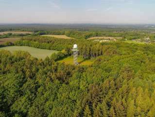 Der Wetterradarturm des Deutschen Wetterdienstes in Boostedt (Schleswig-Holstein). Im Hintergrund in der Schutzzone von 5 bis 15 km Entfernung Windenergieanlagen. (Quelle DWD) Der Wetterradarturm des Deutschen Wetterdienstes in Boostedt (Schleswig-Holstei