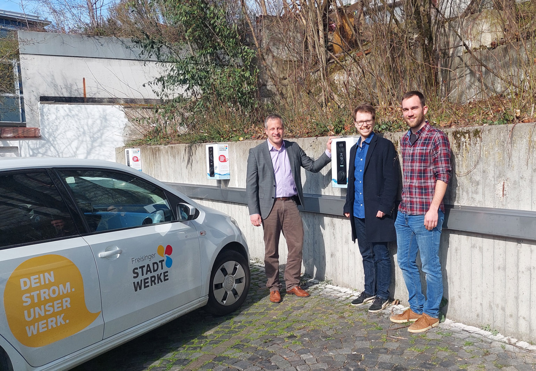 Dominik Schwegler, Geschäftsführer der Freisinger Stadtwerke Simon Prechsl, Mitarbeiter der Freisinger Stadtwerke und zuständig für den Ausbau von Erneuerbaren Energien und Ladestationen. Dominik Fuchs, Mobilitätsmanager der Stadt Freising