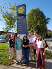 Bildunterschrift: Mit Mobilitätslotsen am Mobilpunkt in der Ulmenstraße: Maria Barthelmann, Ursula Birkner, Luong Chau, Jürgen Materlik, Mike Bertram, Lisa Wiechmann (v.l.n.r.) Bildrechte: Rostocker Straßenbahn AG