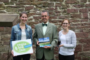 Ein Trio für regionale Produkte: Die Initiative „regio bio fair“, der Einkaufsführer für Pforzheim und den Enzkreis und die neue RegioApp, vorgestellt vom Ersten Landesbeamten Wolfgang Herz sowie Julia Lauer (rechts) und Ines Schmauderer von der Stabsstel