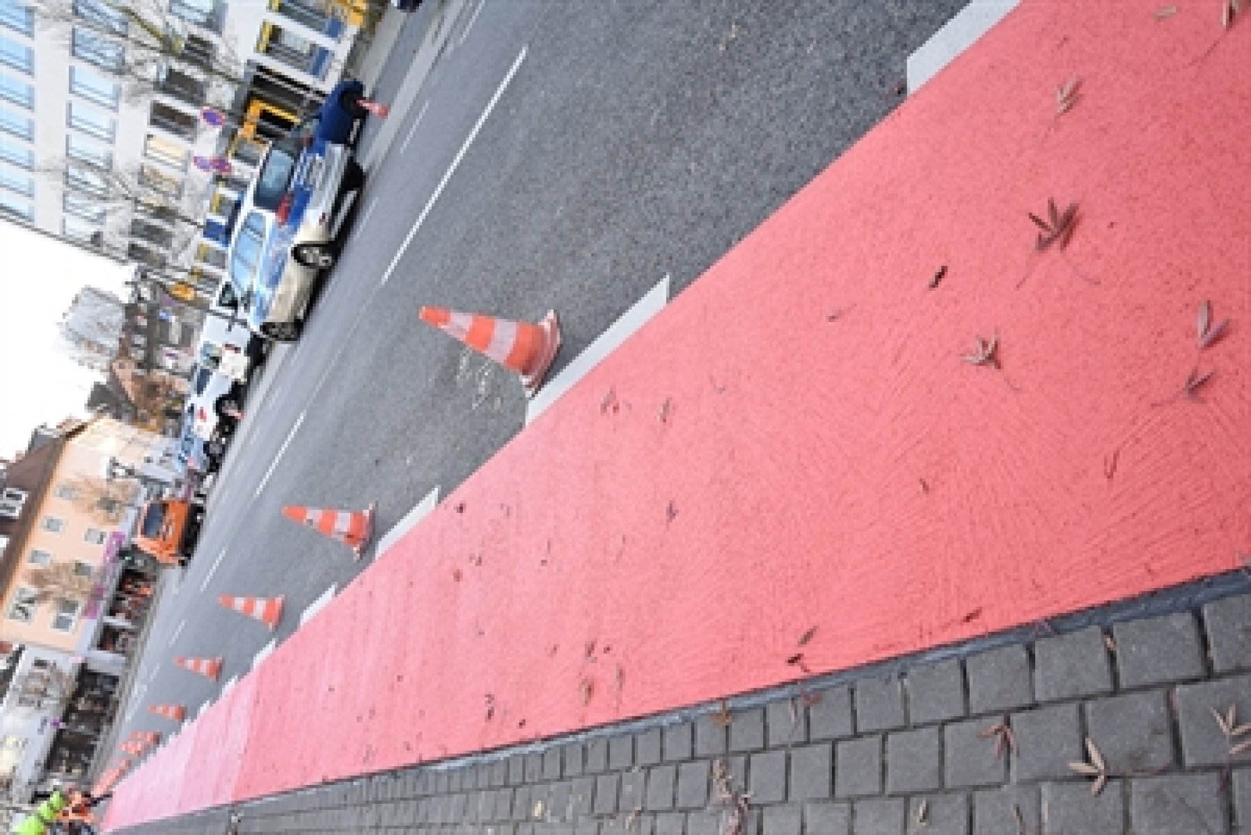 Rad-Schutzstreifen vor Parkplätzen an Hauptpost in Hanau jetzt rot markiert