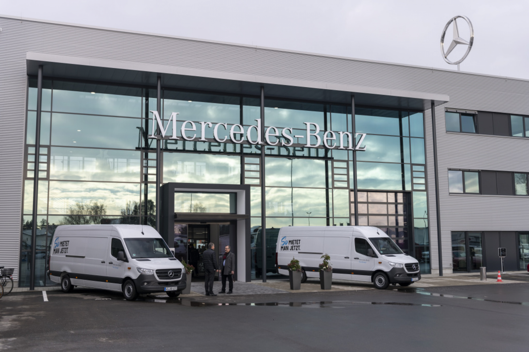 Mercedes-Benz Vans Servicestandorte unterstützen die Versorgung: