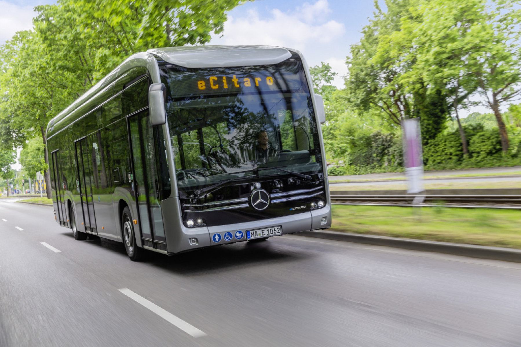 Elektrische Fahrzeuge von Daimler Trucks & Buses beweisen sich im weltweiten Kundeneinsatz