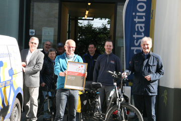 Landrat Michael Makiolla (r.) und Landesvorsitzender des ADFC, Thomas Semmelmann (l.) mit Vertretern der Radstation in Unna. Foto: Günther Klumpp