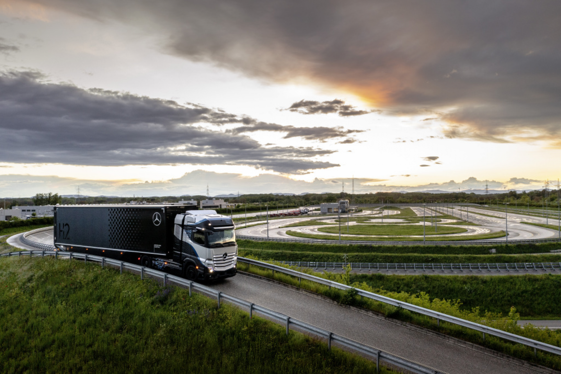 Daimler Truck AG und Shell treiben Aufbau von Wasserstoff-Tankinfrastruktur und Einführung von Brennstoffzellen-Lkw in Europa voran