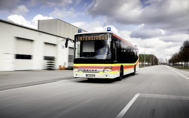 Setra Low Entry wird zum Krankenwagen mit vier Intensivbetten - Image