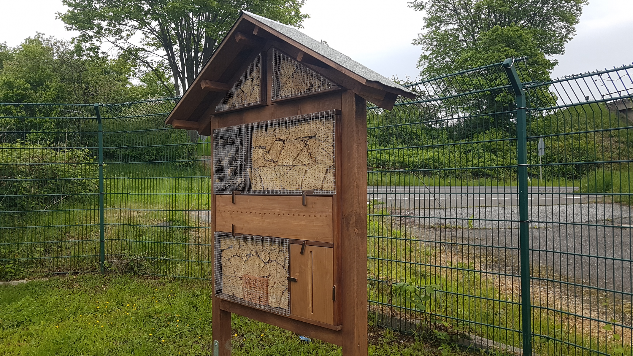 Das neue Insektenhotel steht an der Einfahrt zum Recyclinghof in Dorheim