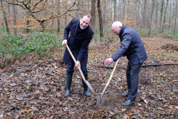 OB Dr. Stephan Keller (links) und Porsche Zentrum-Geschäftsführer Edgar Lühr pflanzten erste Setzlinge im Kalkumer Forst © Landeshauptstadt Düsseldorf/Uwe Schaffmeister