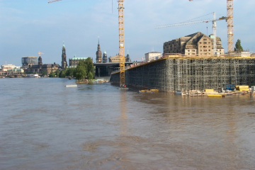 Das überflutete Kongresszentrum Dresden, das sich damals noch im Bau befand.   © LfULG