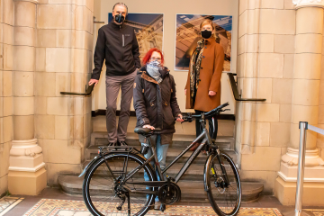 STADTRADELN: Trekkingrad an Hauptgewinnerin übergeben - Image