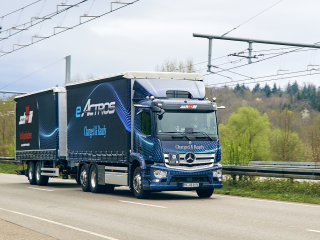 40 Tonnen Gesamtgewicht: batterieelektrischer eActros fährt jetzt mit Anhänger im Nordschwarzwald - Image