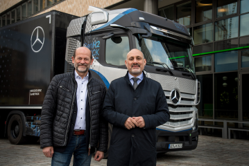 Daimler Truck zeigt Brennstoffzellen-Lkw und wirbt für Aufbau von Wasserstoff-Tankinfrastruktur - Image