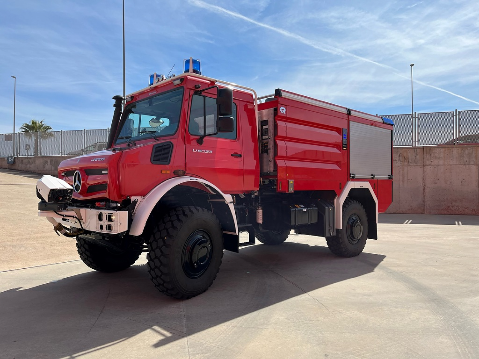 Mercedes-Benz Special Trucks stellt einen Unimog U 5023 zur Waldbrandbekämpfung auf der Rettmobil in Fulda aus