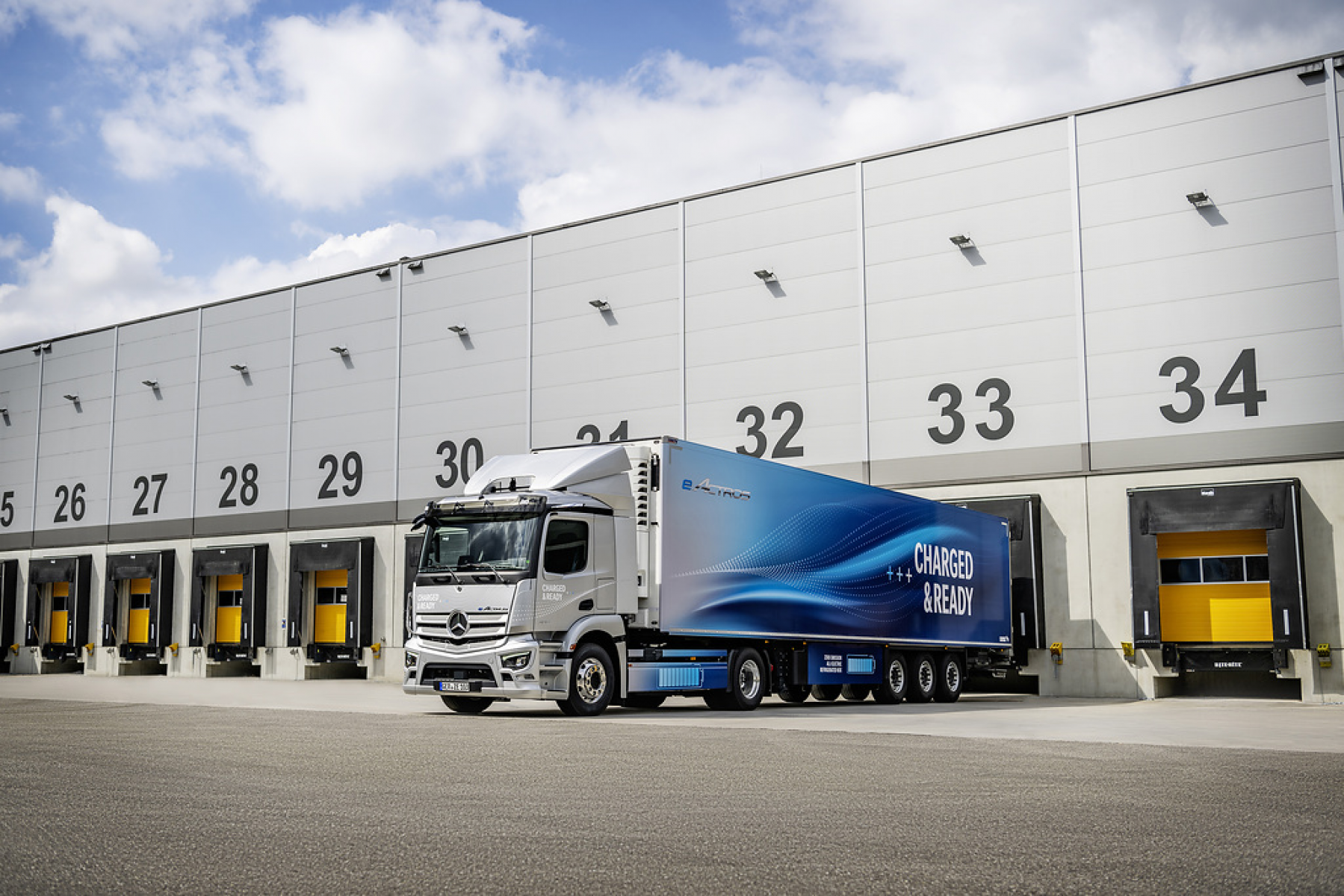 Mercedes-Benz Trucks elektrifiziert Lieferverkehr in das Werk Wörth