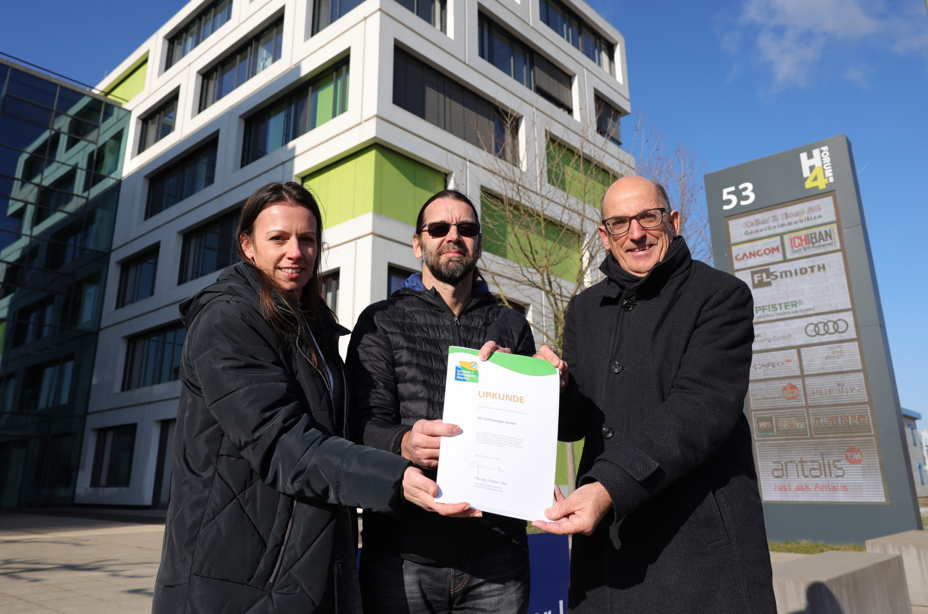 Die Urkunde für ihre Teilnahme am Umwelt + Klimapakt Bayern überreichte Umweltreferent Reiner Erben (rechts) an die Vertreter der SII- Technologies GmbH Daniela Holzapfel (Kommunikation und Marketing) und Stefan Swoboda (Beauftragter für Umweltmanagement)