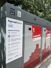 Ab sofort können Fahrradboxen wie hier in Benrath an vier Bahnhöfen über die Fahrrad-Station-App reserviert und gebucht werden © Landeshauptstadt Düsseldorf/Amt für Verkehrsmanagement