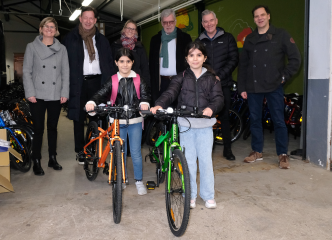 Melanie Spengler (v.l.), Jugendberufshilfe, Stadtdirektor Burkhard Hintzsche, Kathrin Melchert, MAGS NRW, Peter Schwabe, Stadtsportbund, Oliver Hensche, Giant-Deutschland, sowie Rainer Klaeren, Stadtsportbund, mit Kinder der GGS Helmholzstraße © Landeshau