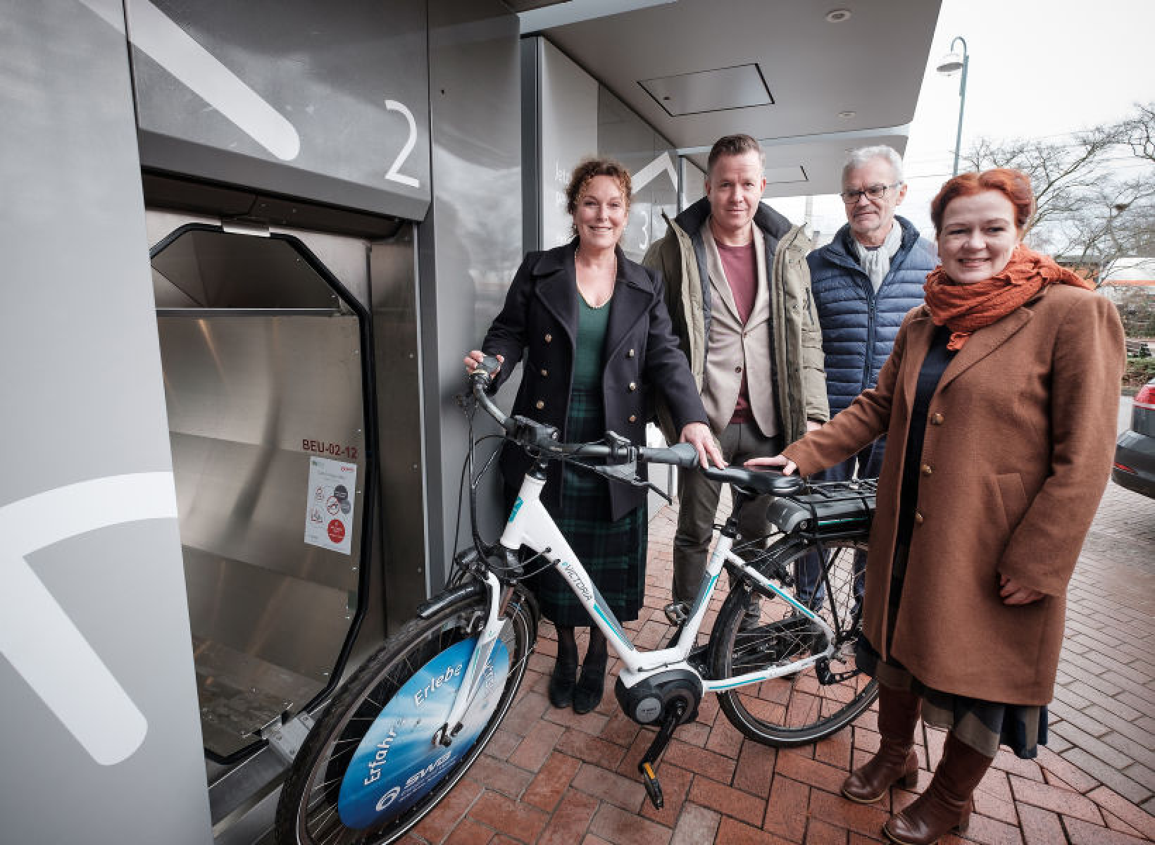 Eröffneten das erste intelligente Fahrradparkhaus am Beueler Bahnhof: Anja Wenmakers, Geschäftsführerin SWB Bus und Bahn, Olaf Hermes, Stadtwerke Bonn-Geschäftsführer, Beuels Bezirksbürgermeister Guido Pfeiffer und Oberbürgermeisterin Katja Dörner (v.l.n.