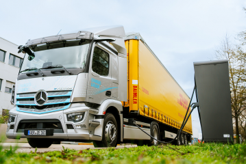 DHL Freight testet neue E-Sattelzugmaschine von Mercedes-Benz: CO2-neutraler Lieferverkehr in das Werk Kassel