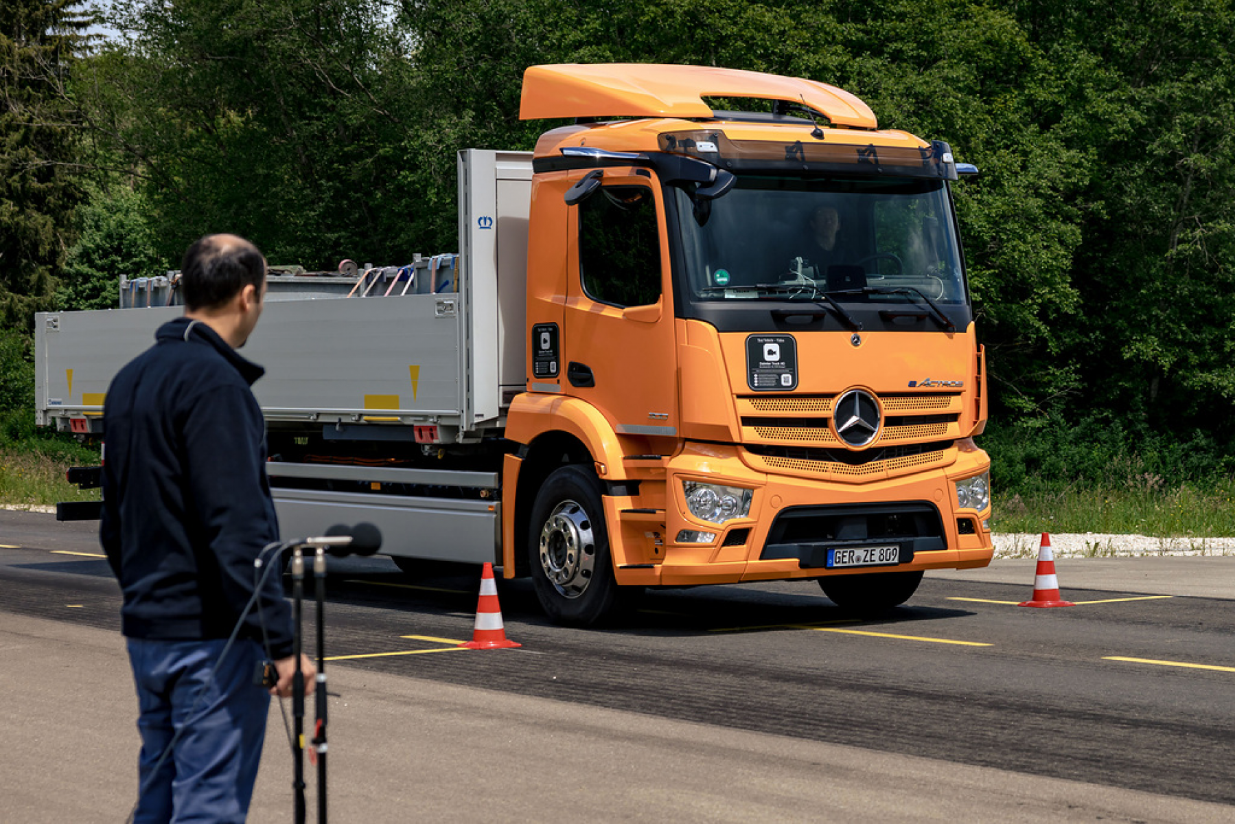 Liebherr, Daimler Truck und Kässbohrer testen Technologie und Akustik in Münsingen