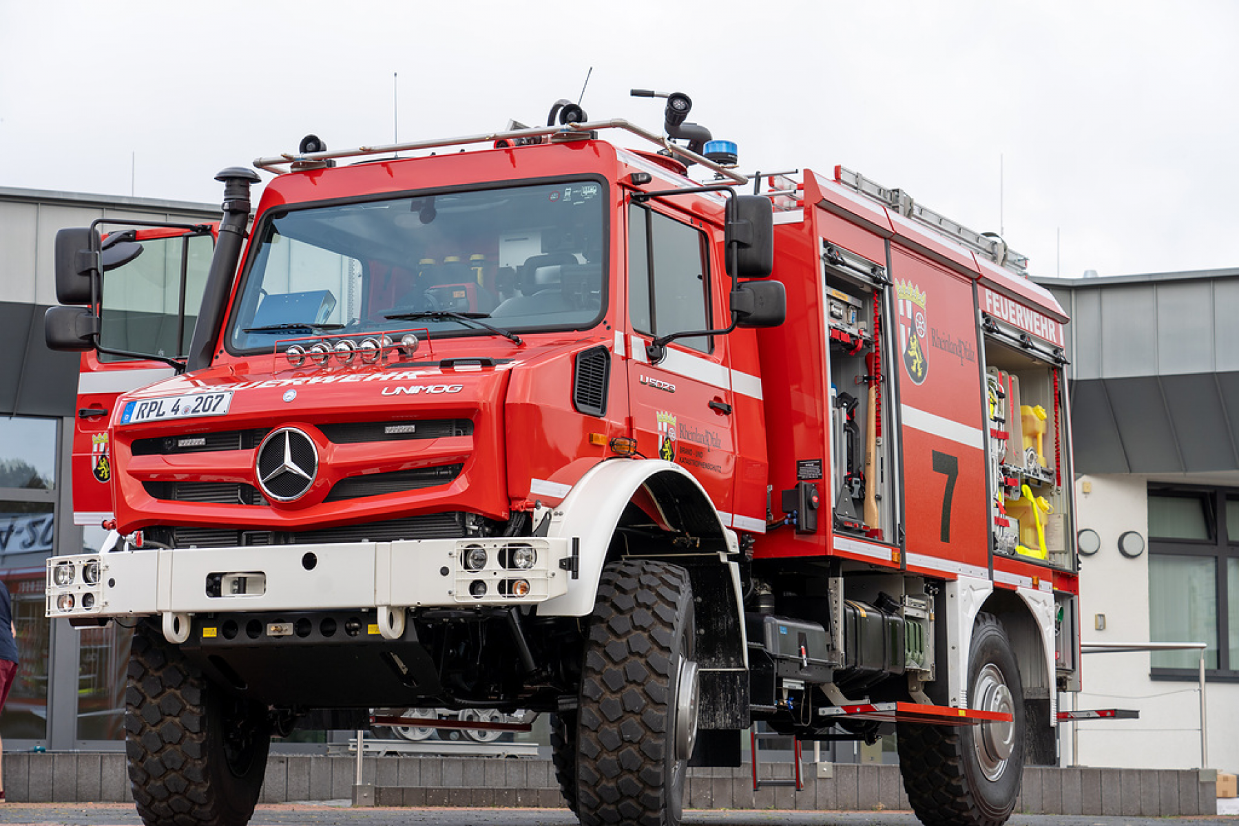 Acht vollausgestattete Tanklöschfahrzeuge auf Unimog-Basis für den rheinland-pfälzischen Katastrophenschutz