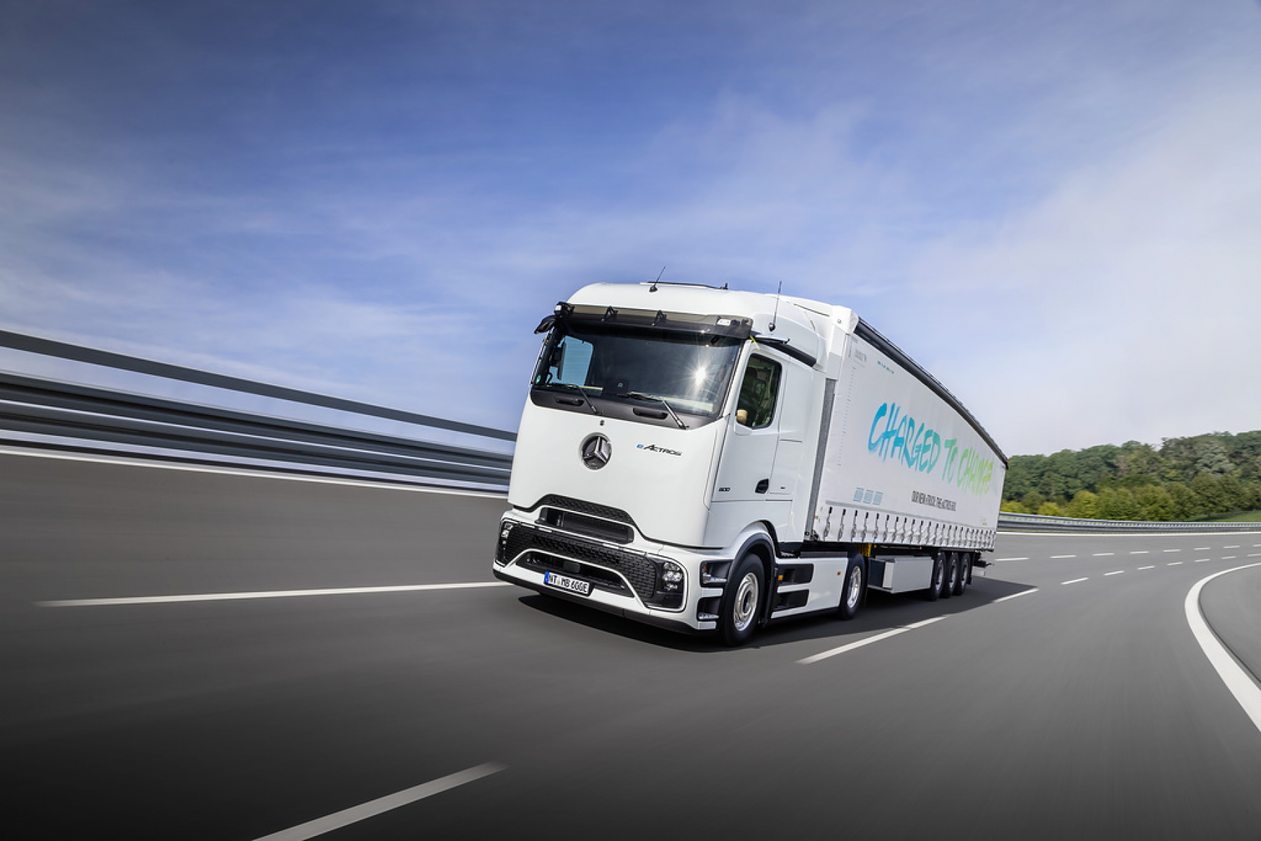 Mercedes-Benz Trucks feiert Weltpremiere des batterieelektrischen Fernverkehrs-Lkw eActros 600