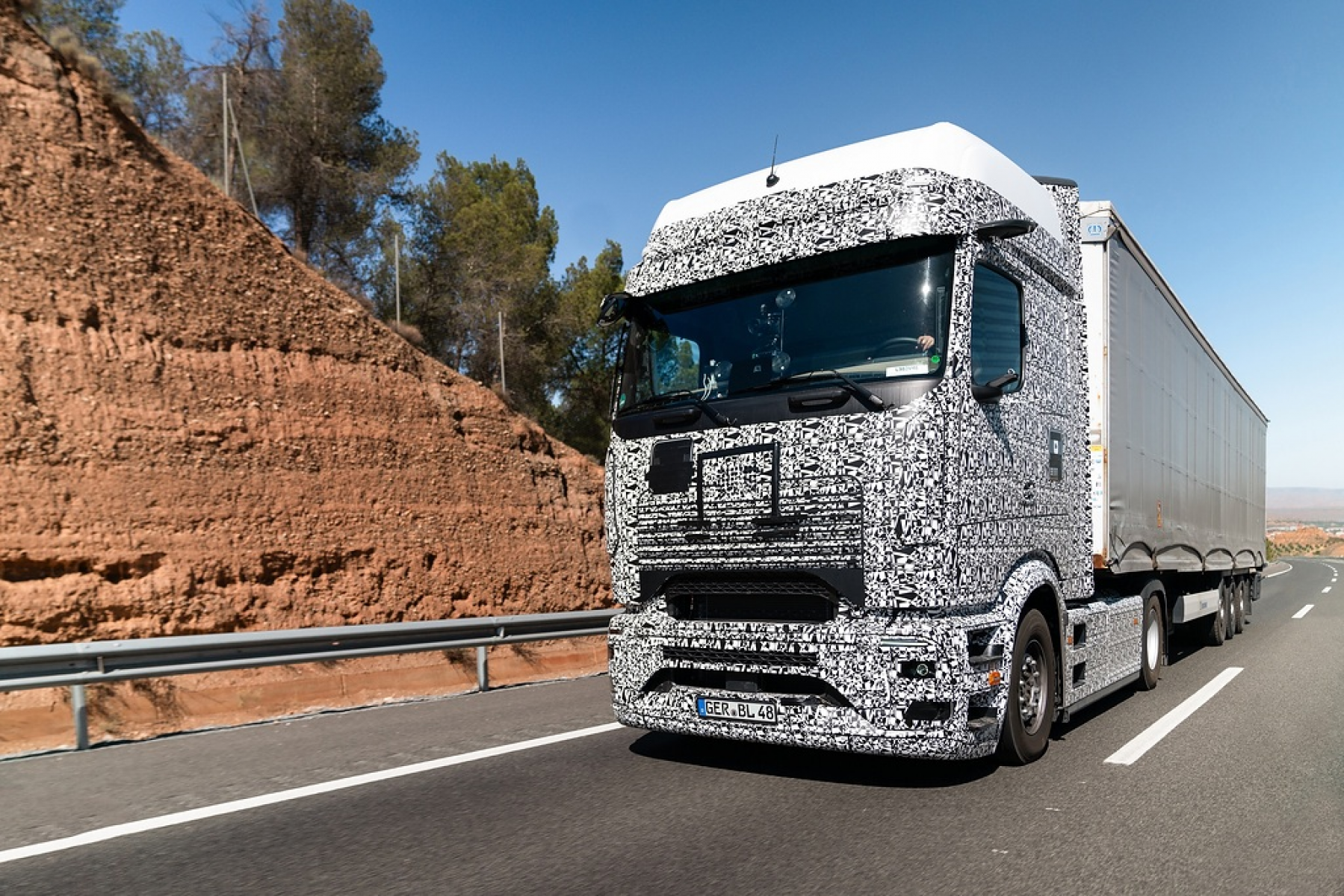 E! Ab in den Süden: erfolgreiche Sommererprobung des Mercedes-Benz eActros 600 in Spanien