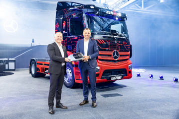 Erste eActros 300 Sattelzugmaschine in Deutschland an Logistik Schmitt übergeben – Serienstart Ende des Jahres - Image