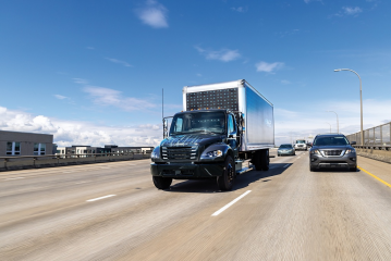 Daimler Truck North America startet Serienproduktion des batterieelektrischen Freightliner eM2 - Image