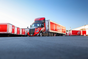 Daimler Truck: 20 batterieelektrische Freightliner eCascadia für Reyes Coca-Cola Bottling - Image