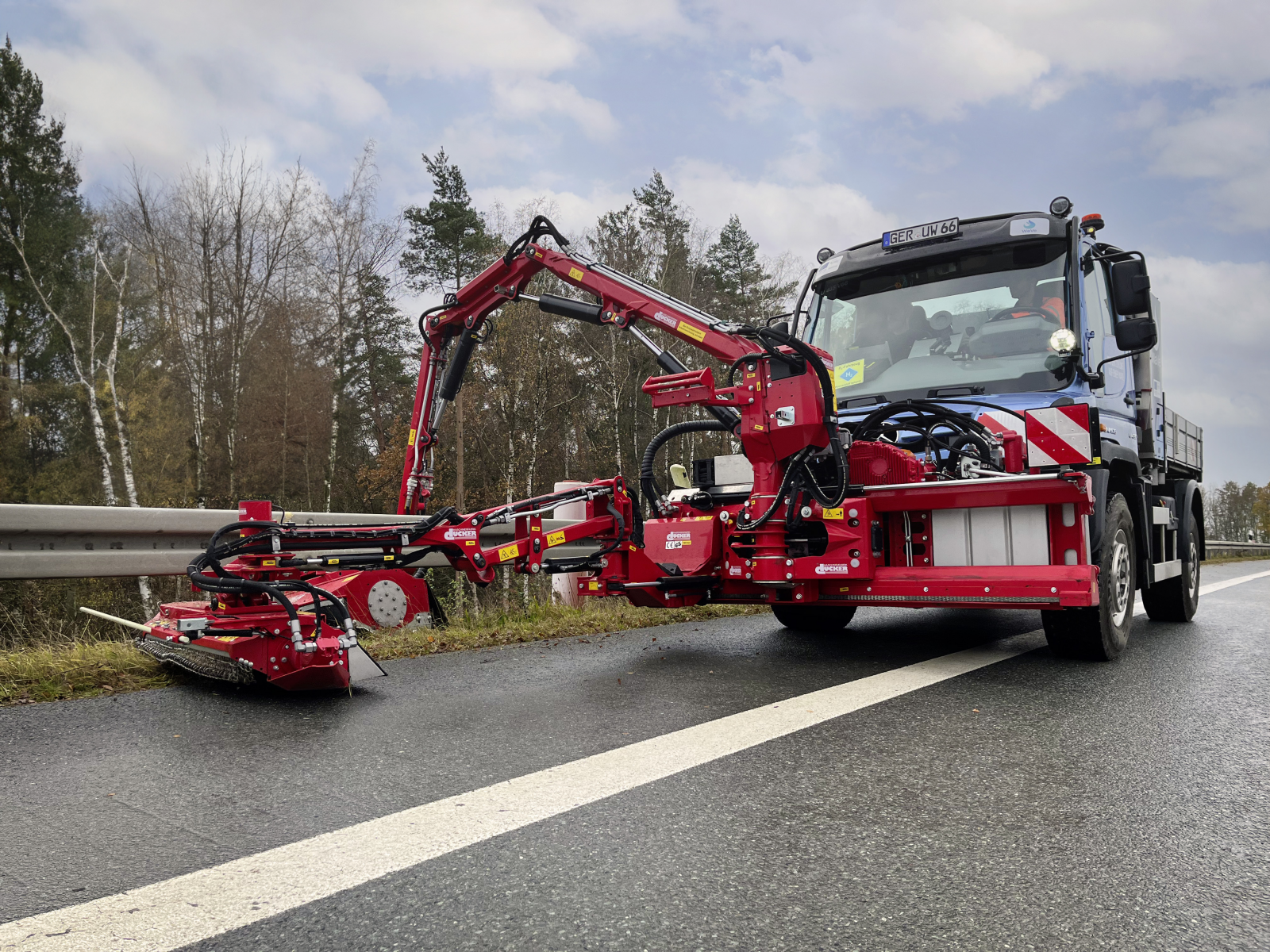 Mercedes-Benz Special Trucks macht Dampf bei der Entwicklung eines Unimog Versuchsfahrzeugs mit Wasserstoff-Verbrennungsmotor