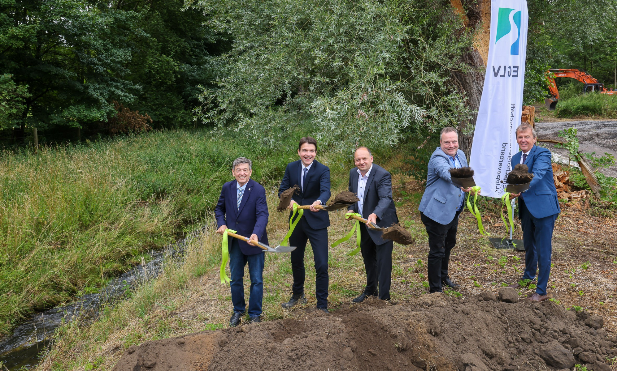 Weierbach wird wieder zum blauen Fluss mit grünen Ufern