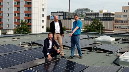 Nahmen die 25. städtische Photovoltaik-Anlage in Augenschein: (von links) Oberbürgermeister Dennis Weilmann, Stadtbaurat Kai-Uwe Hirschheide und Tino Deich vom Geschäftsberech Hochbau der Stadt. Foto: Stadt Wolfsburg.