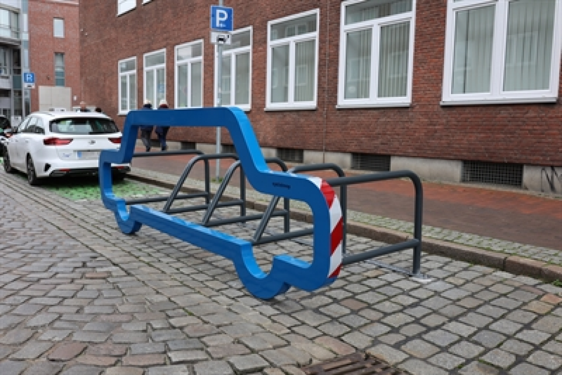 Platz für zehn Fahrräder: „Car-Bike-Port“ passt in jede Pkw-Parklücke in Cuxhaven