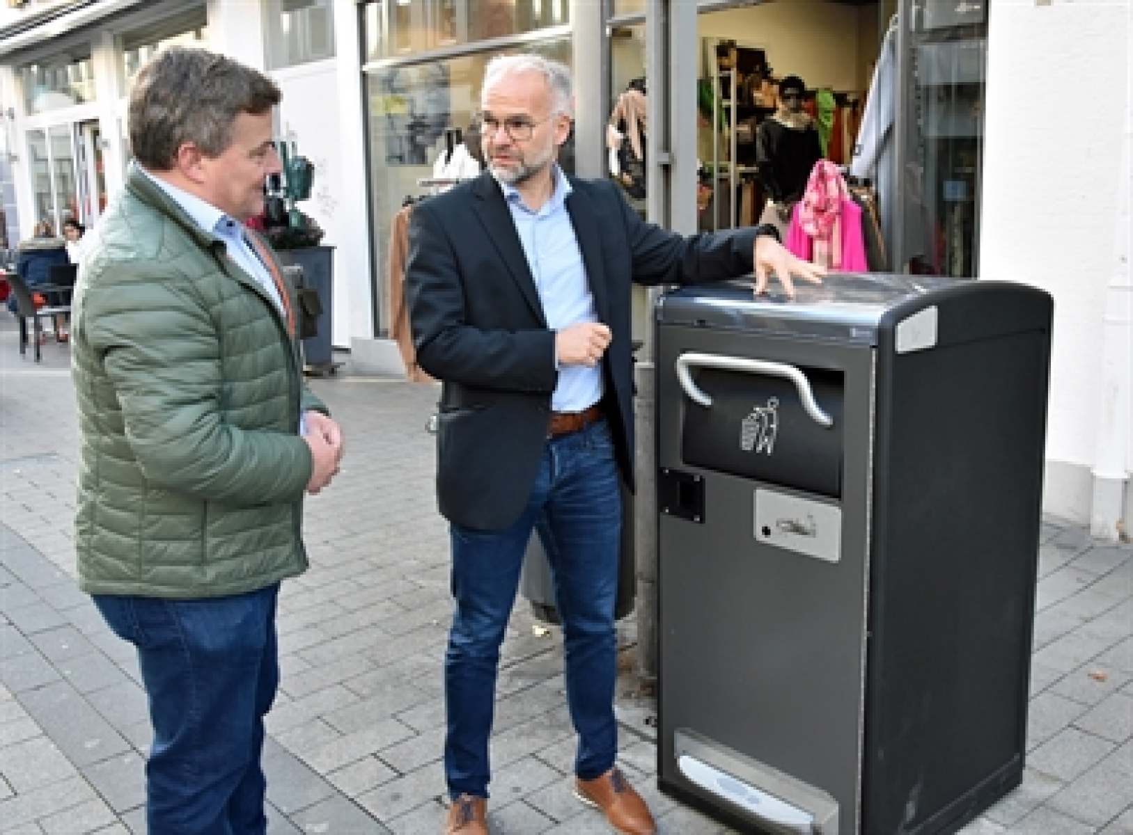 Intelligente Abfallsysteme verdichten in Lippstadt Müll und melden sich zur Entleerung automatisch 