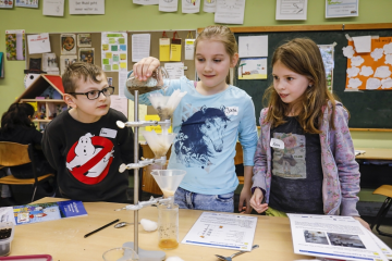 Spannende Experimente im Klassenzimmer (Copyright: Rupert Oberhäuser / EGLV)