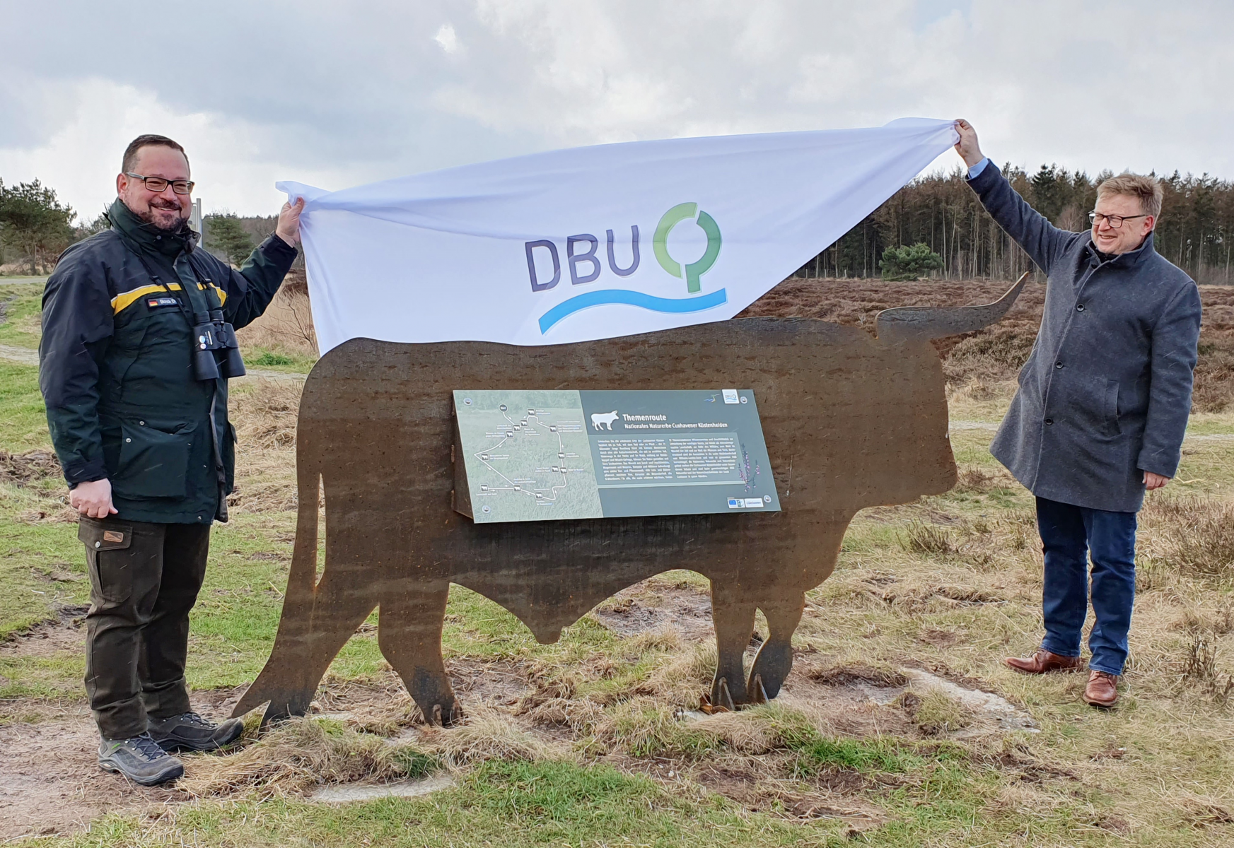 DBU Naturerbe und Stadt Cuxhaven weihen neue Wege- und Informationsbeschilderung in den Cuxhavener Küstenheiden ein