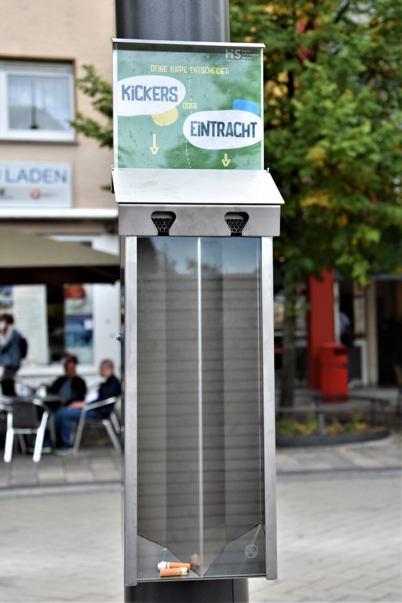 Weitere Zigaretten-Recyclingbehälter (Copyright: Stadt Hanau)