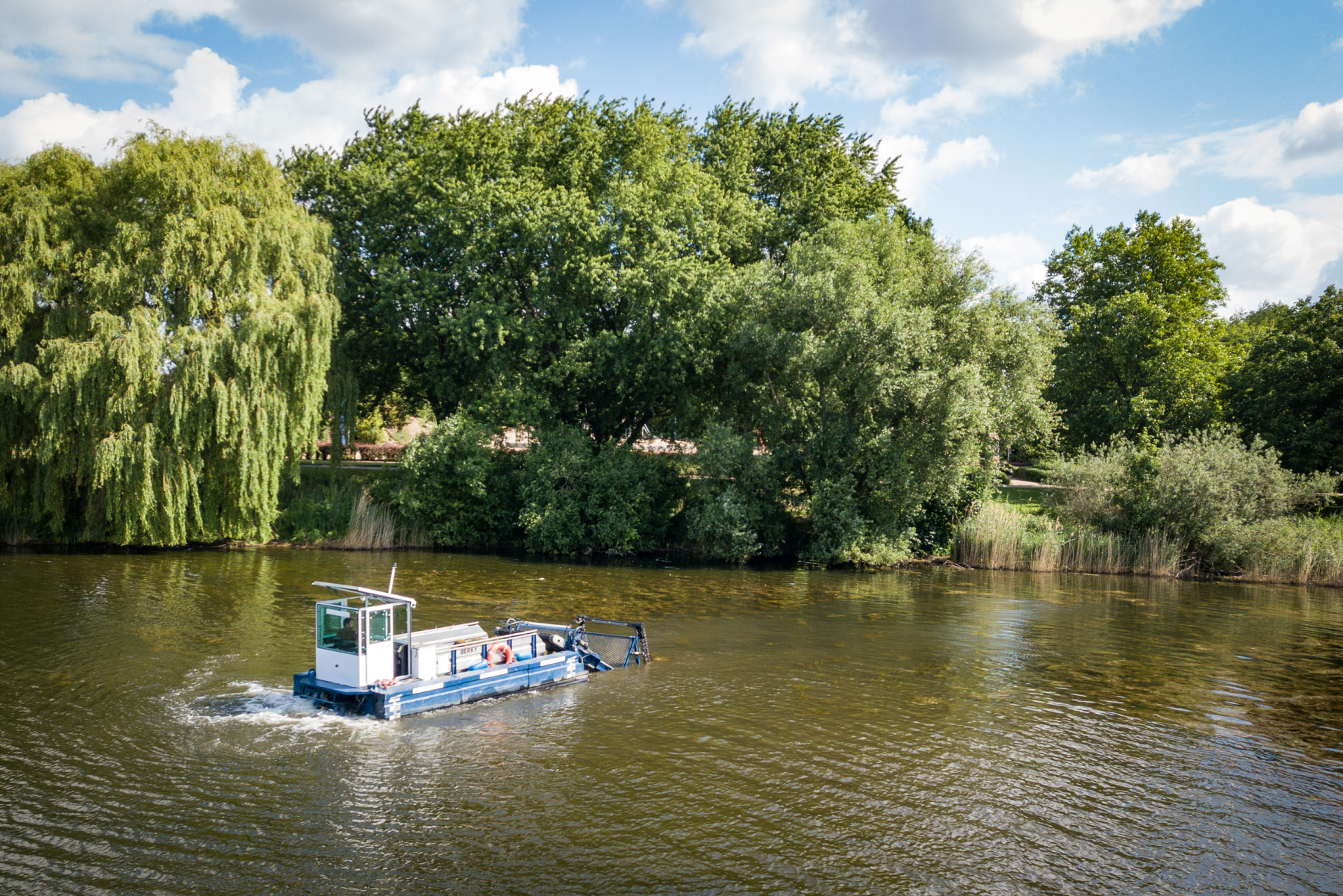 Mähboot auf dem Bocholter Aasee unterwegs