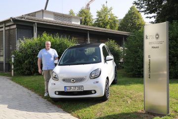 Ist viel und gerne mit dem elektrischen Smart unterwegs: krz-Mitarbeiter Mathias Meierjohann. (Foto: krz)