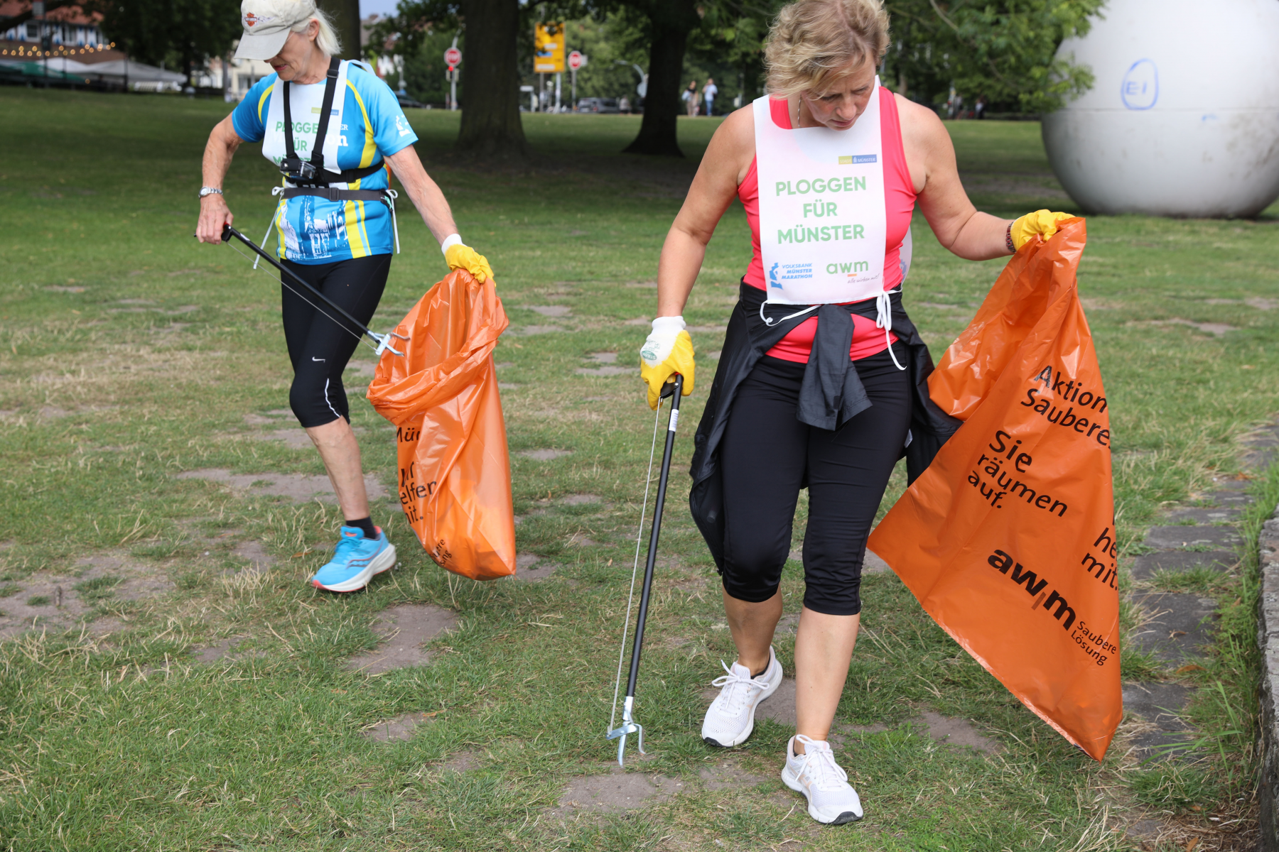 Bild: Rund 25 Läuferinnen und Läufer füllten bei der ersten Plogging-Aktion am Aasee 25 Säcke mit aufgesammelten Abfällen. Foto: awm. Veröffentlichung mit dieser Pressemitteilung honorarfrei. Copyright: awm