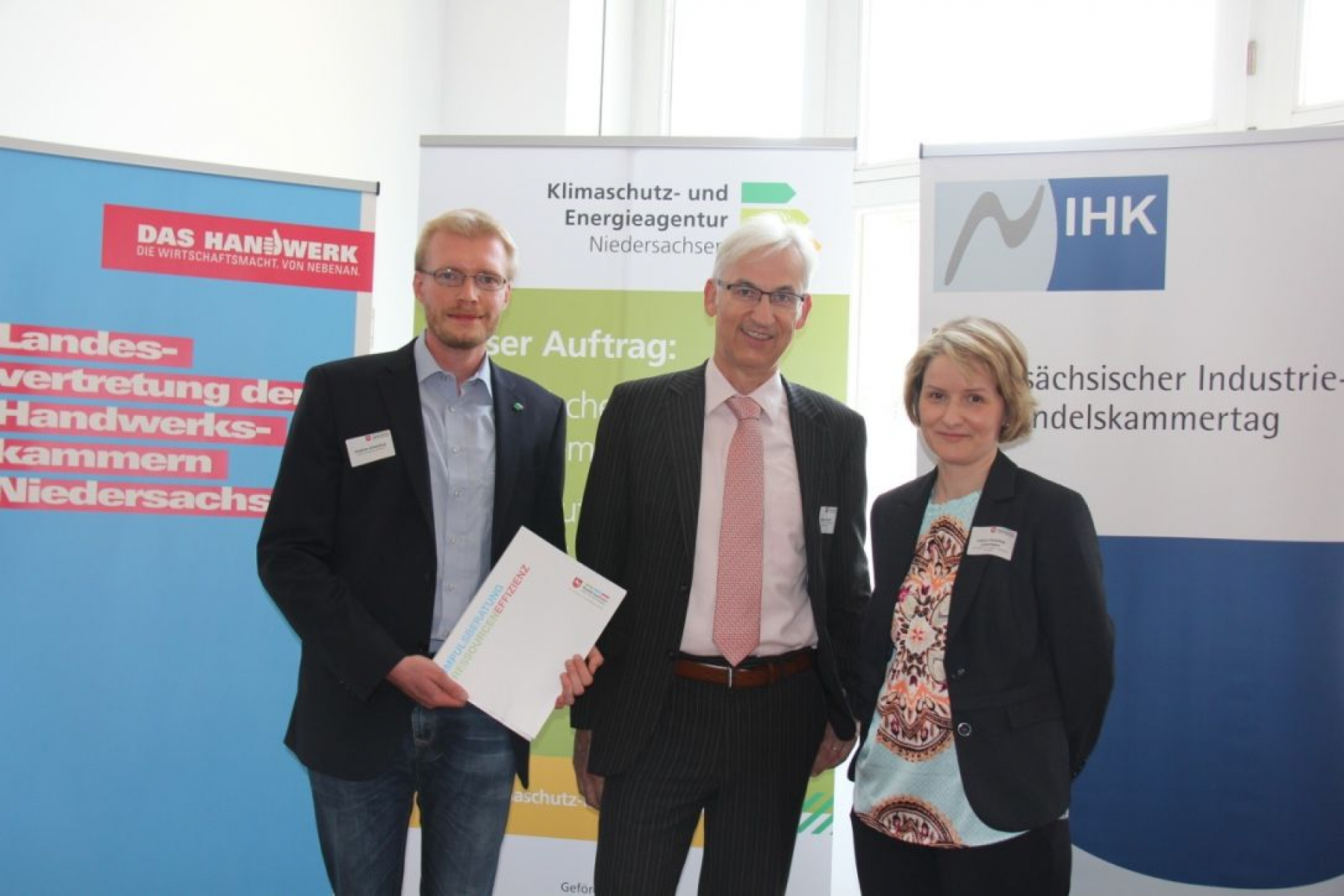 Klimaschutzmanager Stephan Griesehop, Lothar Nolte von der Klimaschutz- und Energieagentur des Landes Niedersachsen und Juliane Hünefeld-Linkermann von der IHK Osnabrück-Emsland-Grafschaft Bentheim freuen sich, dass der Landkreis Grafschaft Bentheim als P