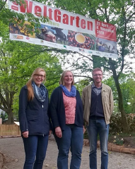 Laden gemeinsam zum Besuch des Weltgartens ein: Vera Edeling (Stadt Bad Bentheim), Lena Schoemaker (Arbeitskreis Eine Welt e.V. Nordhorn) und Stephan Griesehop (Landkreis Grafschaft Bentheim). Foto: Landkreis Grafschaft Bentheim