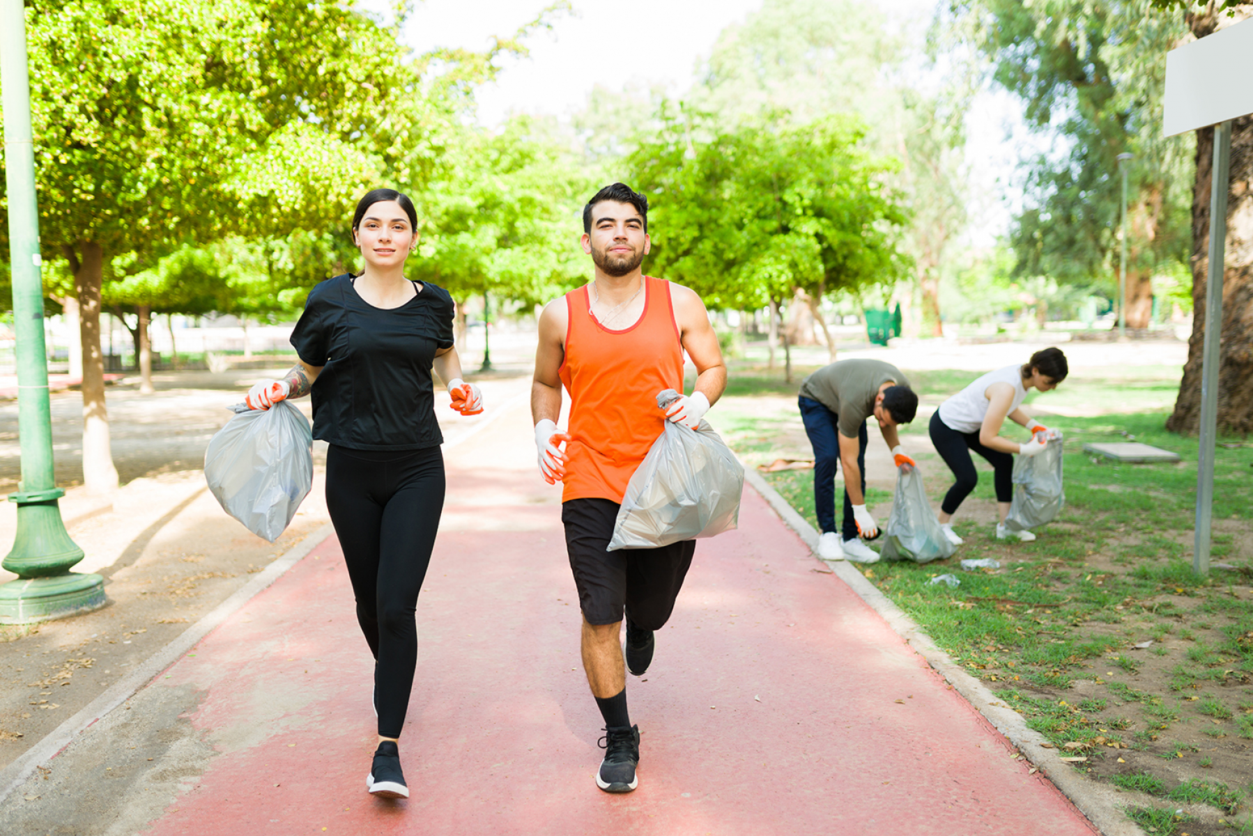 „Plogging“ ist eine Trendsportart bei der beim Laufen oder Wal-ken herumliegender Abfall aus der Umwelt aufgehoben und anschließend entsorgt wird.  Bild 2: Landratsamt