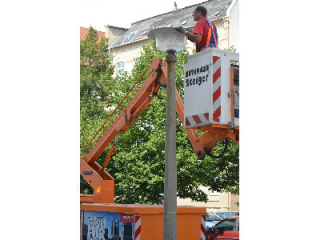 Michael Conrad montiert am Schülershof eine neue Natriumdampf-Hochdrucklampe; Foto: Stadtwerke Halle