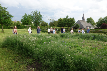 Initiativen aus dem Landkreis Mayen-Koblenz tauschen sich zum Projekt „Paradie-sischer Friedhof“ in Kehrig aus.