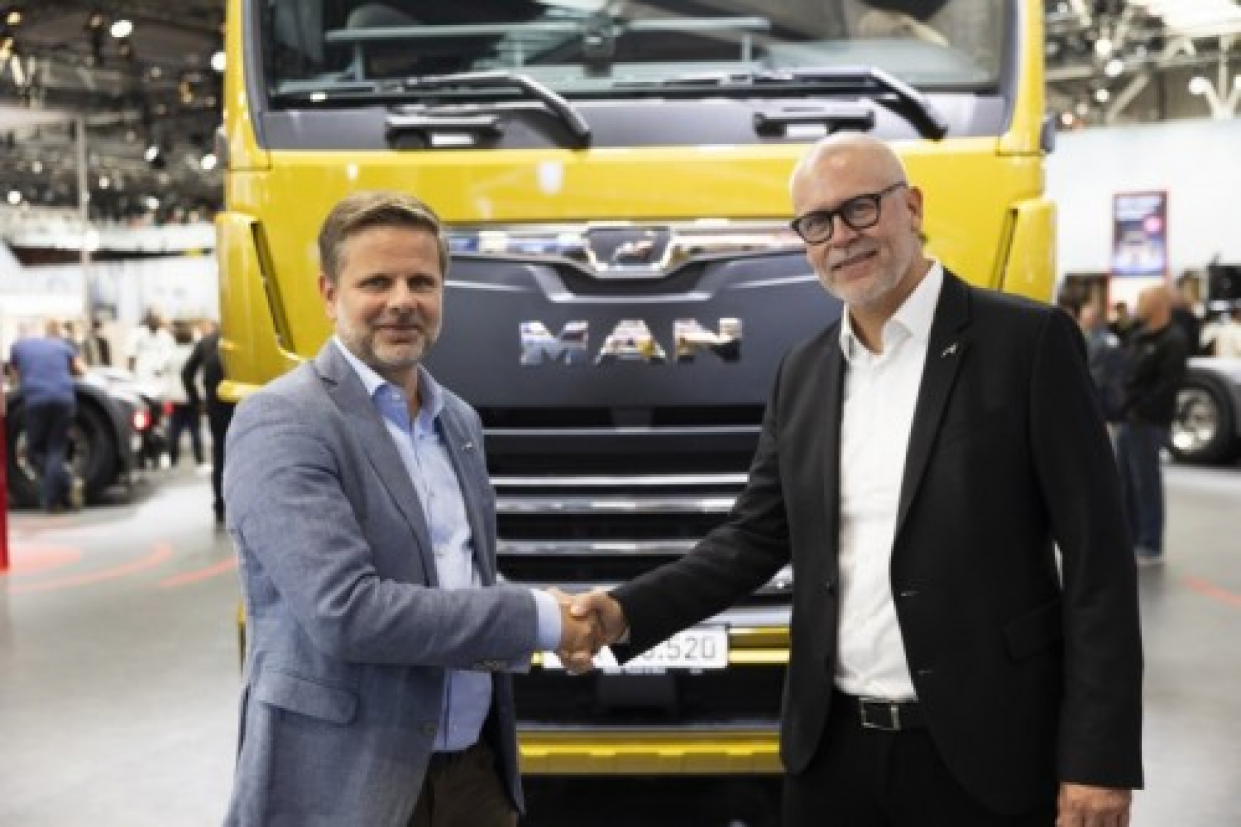 Bildunterschrift: MAN SimplePay und LOGPAY kooperieren bei digitalem Bezahlen für MAN Fahrzeuge: (v.l.) Jens Thorwarth, CEO der LOGPAY Group, und Torsten Breitbach, Head of Sales Development & Operations bei MAN Truck & Bus, mit dem offiziellen Handschlag