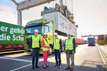 Bis zu 40 Prozent produktiver: Beim Güterumschlag auf die Schiene zeigen autonome Lkw großes Potenzial - Image